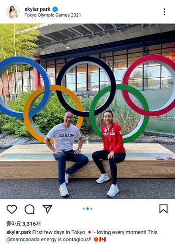 스카일러 박(오른쪽)과 그의 부친. <스카일러 박 소셜 미디어 캡처>